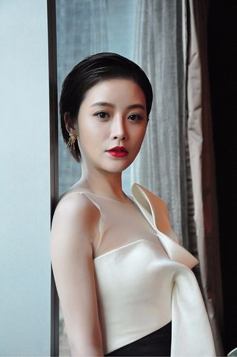 砥砺同行!瑛子出席电视剧盛典 诠释优雅魅力