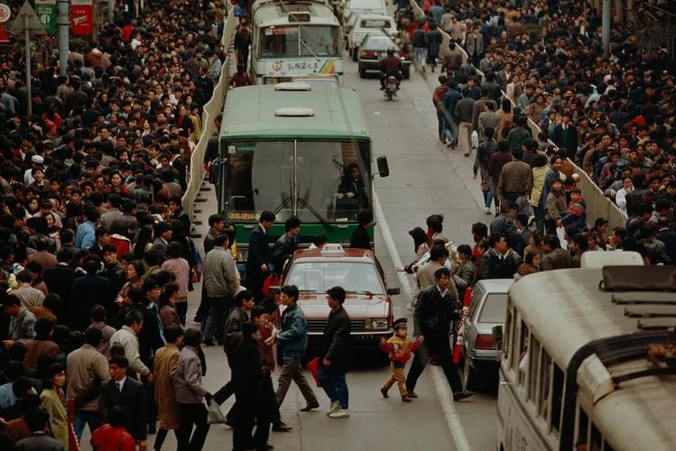 20多年后的回访玛格南摄影师镜头下90年代的中国人日常