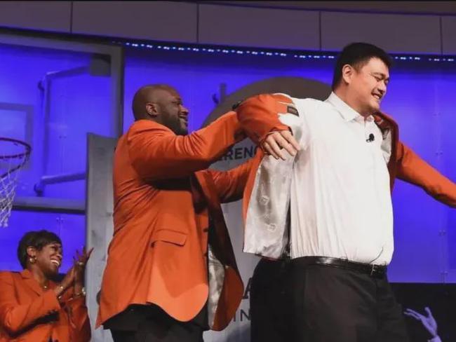 答球迷:奥尼尔为何说姚明每次后仰跳投都走步,裁判却从来不吹?