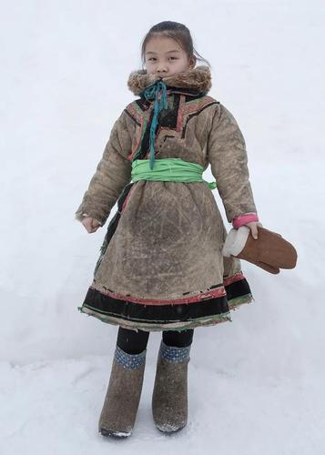 身穿蒙古族传统冬季服装的小女孩. 来源:喜羊视频