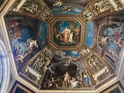 梵蒂冈博物馆还有有名的西斯廷教堂,可是里面不让拍照,教堂的壁画