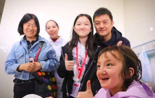 父亲是李亚鹏,母亲是王菲,00后的李嫣活出了自己的巨星范儿
