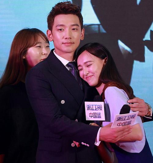 女神范全毁!唐嫣在rain旁边超花痴差点流口水了