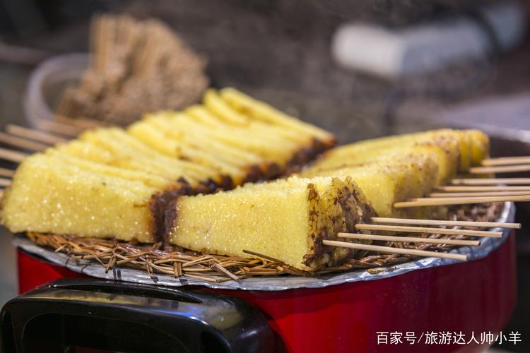 回民街上的糕点不少,但桂花糕和镜糕永远是我最推荐的两种.