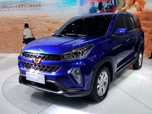 刚刚亮相的五菱宏光s3采用相同的平台打造,定位则是一款中型7座suv,车