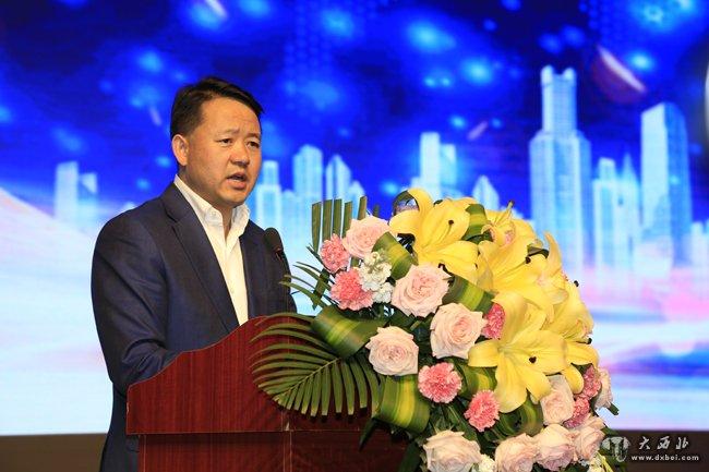 资讯 甘肃快讯        兰州市副市长马彩云为吴建平,田炫宏颁发荣誉