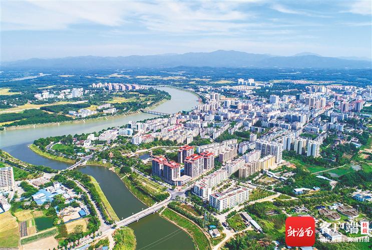 俯瞰乐东黎族自治县县城,绿树成荫,景观优美. 武昊 摄