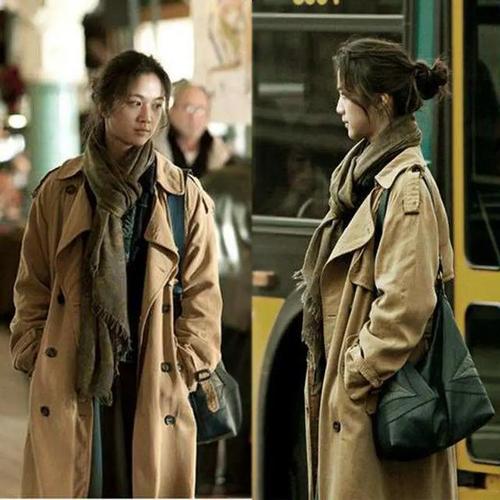 在电影《晚秋》中,汤唯更是成为了穿风衣最好看的女人.