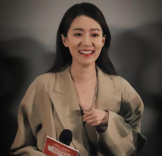 活动上张小斐笑起来的模样是很治愈的,作为喜剧演员的她和圈中的一些