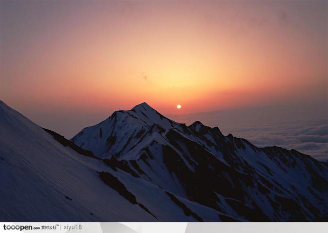 漂亮山景-夕阳下的山脉高清摄影图片素材