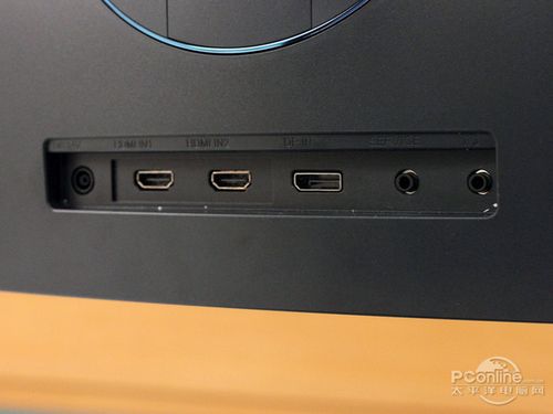 显示器底部的输出接口