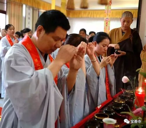 法会场面庄严肃穆,众信斋主虔诚上香设拜,演善法师口诵真言,手结密印