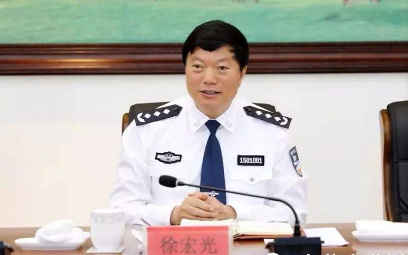 徐宏光,男,汉族,1960年1月出生,内蒙古赤峰市翁牛特旗人,大学学历