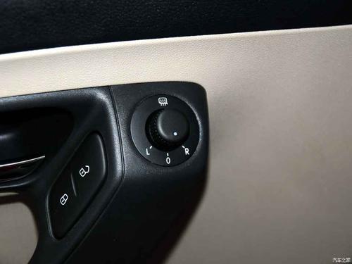 『polo相对多了前排中央扶手(左),后视镜加热(右)等功能』