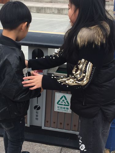小弟弟这个东西也是扔到可回收垃圾桶里的.