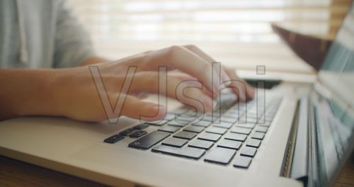 笔记本电脑打字_2048x1080_高清视频素材下载(编号:5924430)_实拍视频