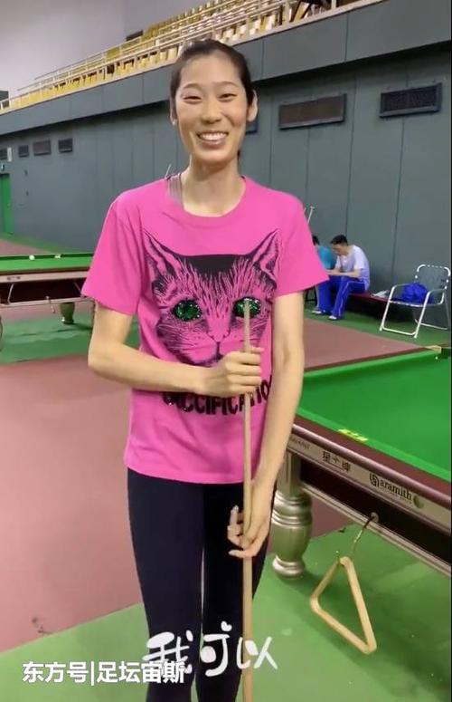 朱婷约姚迪打台球捂眼傻笑,弓腰委屈大长腿 潘晓婷向朱婷下战书