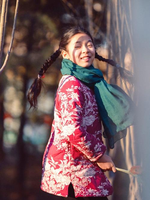 像不像小村姑 原来红配绿是这样啊_写真_围巾_棉服_少女写真_摄影