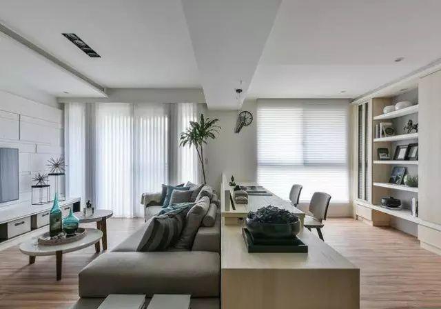 如果客厅空间够大,将书桌放在沙发后面既可以取到分区效果,又比较