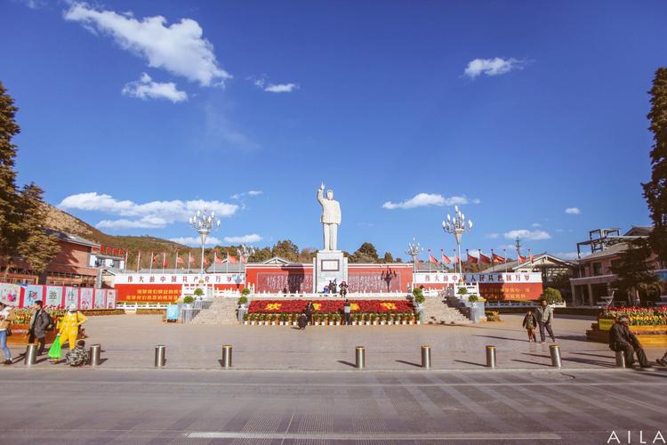 离开黑龙潭公园,开车去丽江国际购物广场找饭吃.