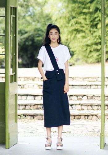 于正到底有多宠爱白鹿?她想穿透光裙博眼球,于正却偷偷遮一半!