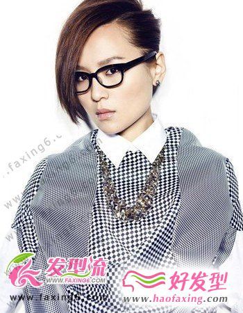 周笔畅的一款梨花头造型,带有丝丝女人味在里边,发尾的极度蓬松的发型