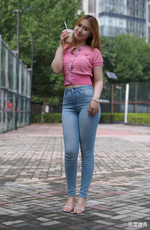 穿紧身牛仔裤的微胖女生,在有些男人的眼中,性感魅力一点都不输给模特