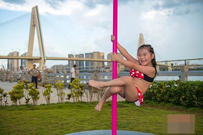 5岁女孩秀钢管舞 小小年纪也是有模有样!(2)