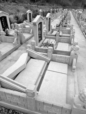 这几天,有市民向南京晨报84701110热线反映,南京江宁祖堂山公墓越建越