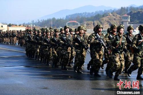 1月4日,武警江西总队机动支队官兵闻令而动,展开冬季野营拉练.
