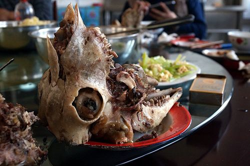 吃脑髓和舌头更是需要鼓起勇气,最后将羊舌混合白酒一饮而尽,味道独特