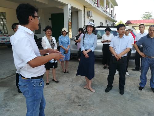 市热科院院长孔祥义向沈玉君所长介绍单位基础和承担的工作进展.