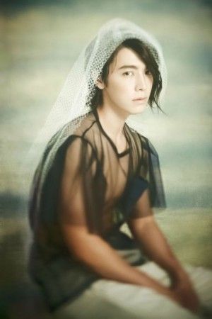 李东海被粉丝成为super junior的"小女王",他的女装扮相也是很美的