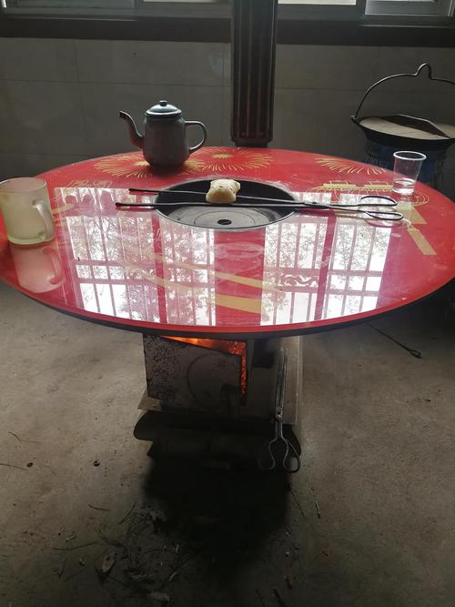 可以炒菜烤火的炉子,冬天围着整间屋子都是暖的,我在上面烤个糍粑嘻嘻