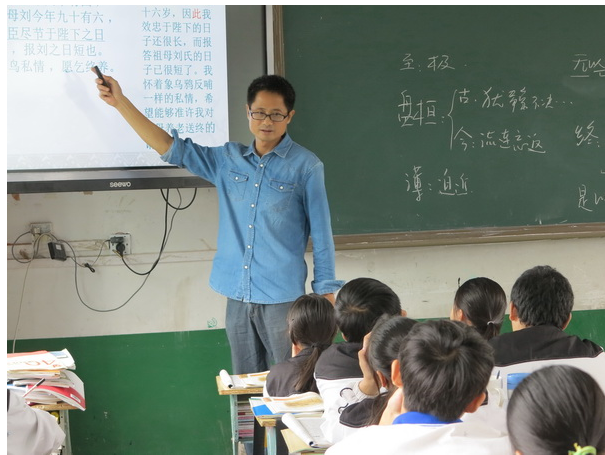 学生偷拍老师上课"奇葩"造型,让人忍俊不禁,网友:难度