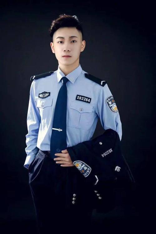 穿警服前 vs 穿警服后