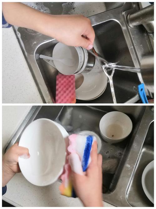 在家吃完饭,我也帮忙洗碗呢,妈妈每天洗碗是不是很辛苦呢,也要做小