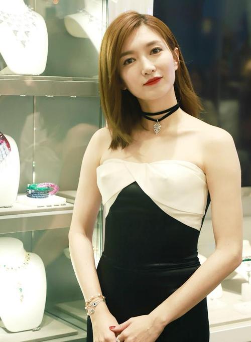 168江疏影与171金晨同穿连体裤,才知道"没腰"的身材更