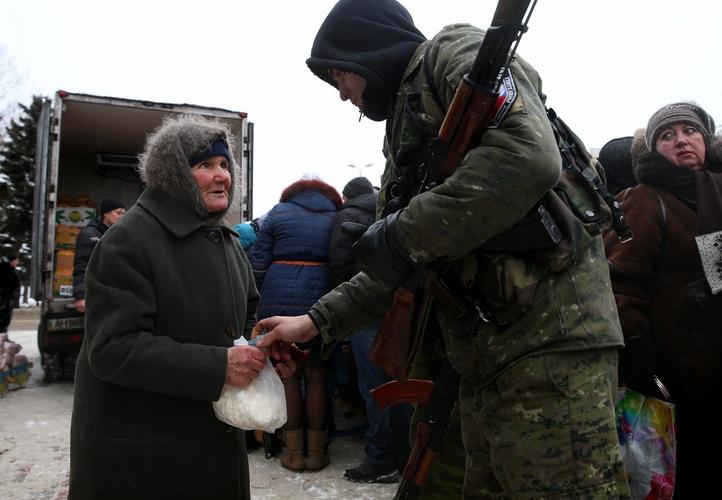 一位"顿涅茨克人民共和国"民兵出现在马克耶夫卡镇(makiivka)的一个