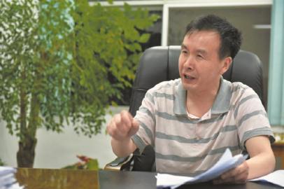 什邡中学校长李长露.