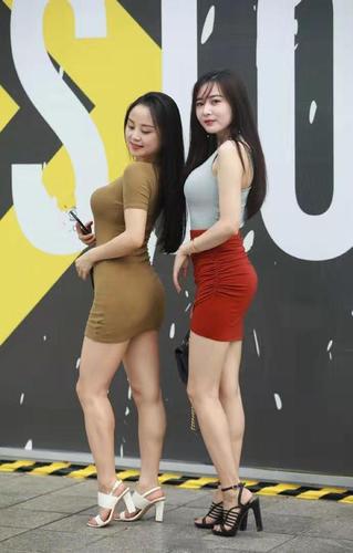 美女们的性感包臀裙,紧贴身体展示身材曲线,别有一番韵味