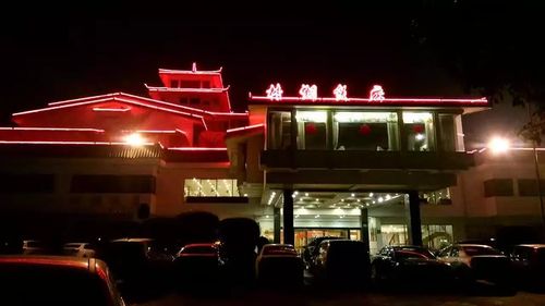 附近),在火车上的时候听当地的一位阿姨介绍说桂湖饭店还挺不错的,在