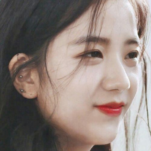 jisoo虽然是仙女,但是打着最狂野的耳洞_耳洞_blackpink_影视_明星
