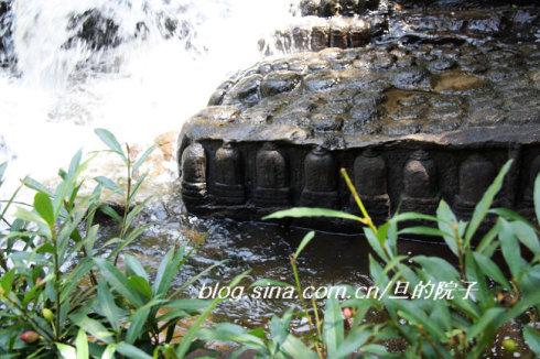 常以磨状"由尼"象征女性生殖,常与林伽并结合同时出现,下图的水流自右