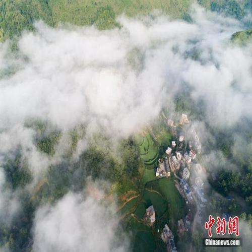 7月18日,无人机航拍晨雾中的贵州省紫云县坝弄布依寨.
