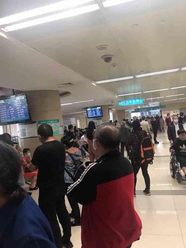 不得不赞一下新桥医院的挂号系统,提前一周在网上选好医生选好时间