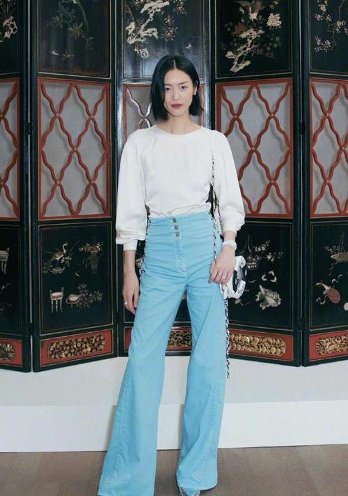 俞飞鸿穿出了70后女性想要的三七身材缎面上衣配喇叭裤美炸了