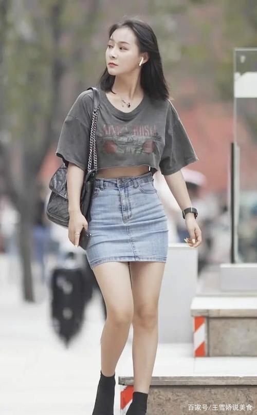 "胯大"的牛仔裙美女,侧面欣赏另一番风味!