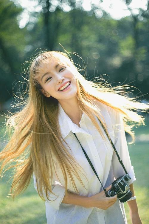 阳光下白衬衫美女笑容灿烂1