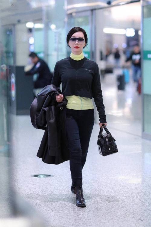 陈数走机场被拍,穿紧身t恤配风衣,身材是真好即使素颜也漂亮!